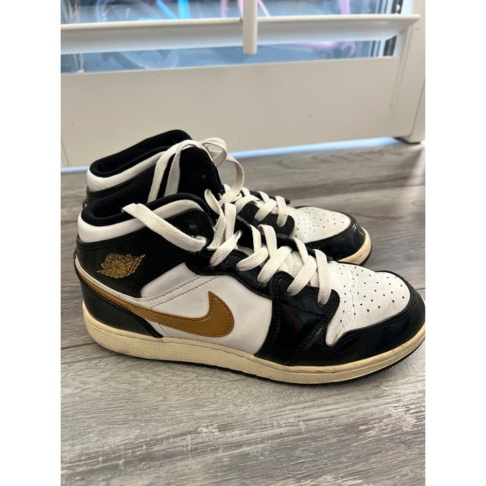 Nike Air Jordan 1 Mid Black White Metallic Gold‎ Patent Leather Sneakers 6.5
